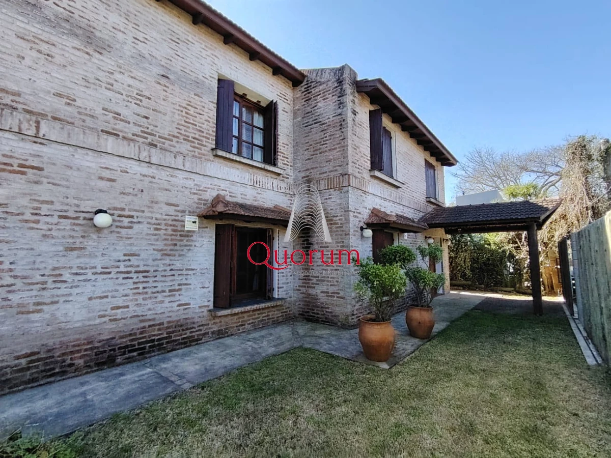 Casa ID.512 - Venta Casa 6 dormitorios Playa Mansa Punta del Este Uruguay
