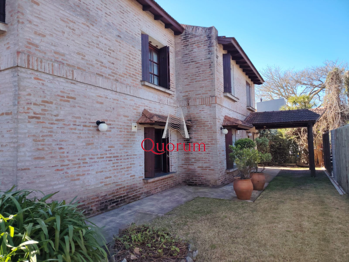 Casa ID.512 - Venta Casa 6 dormitorios Playa Mansa Punta del Este Uruguay