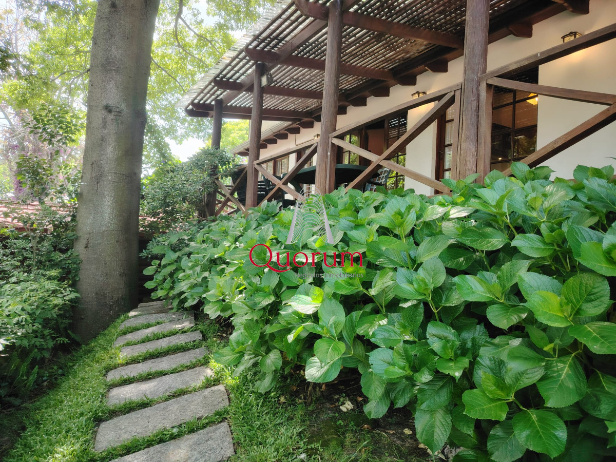 Casa ID.512 - Venta Casa 5 dormitorios + servicio Playa Mansa Punta del Este Uruguay 