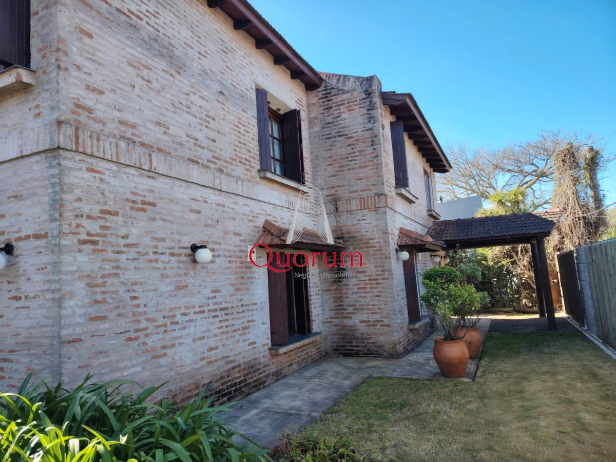 Casa ID.512 - Venta Casa 6 dormitorios Playa Mansa Punta del Este Uruguay