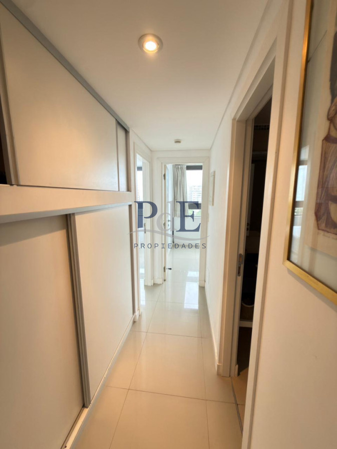Apartamento en venta de 2 dormitorios en edificio Chronos, Punta del Este - Imagen 1