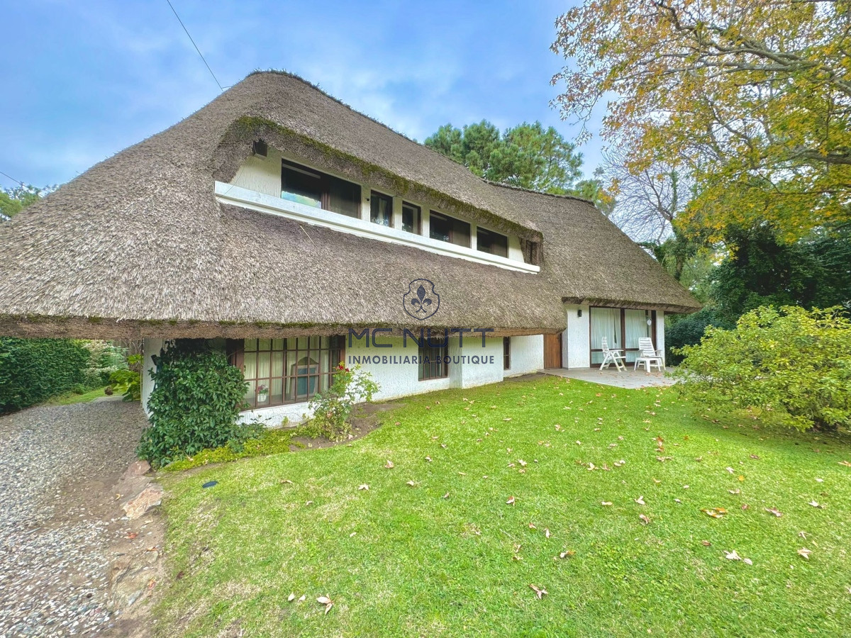 Casa ID.384/ - Amplia casa a 200 metros del mar