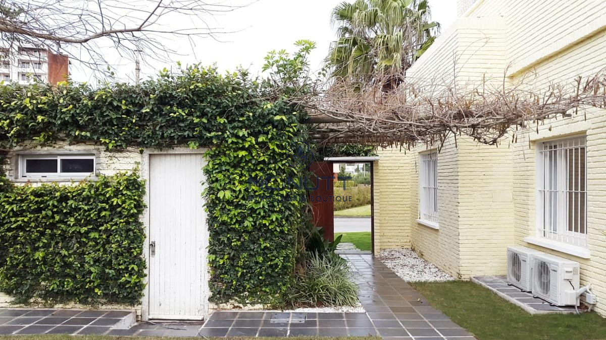 Casa ID.622/ - Casa en venta y alquiler a una cuadra de playa mansa