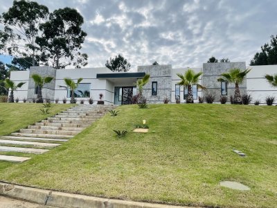 Hermosa casa en Acres de Solanas