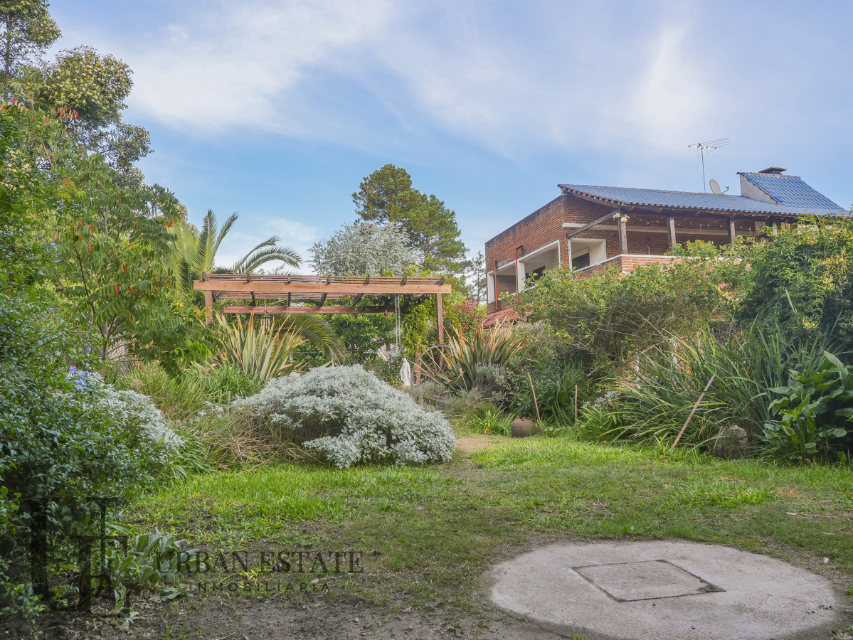 Casa ID.562 - Venta Casa 5 Dormitorios 2 Baños, En La Floresta Sur 