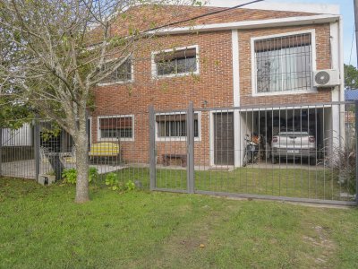 Venta Casa 9 Dormitorios 4 Baños, En La Floresta