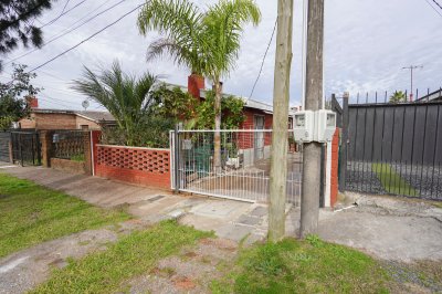 Venta Casa 2 Dormitorios + Apartamento Al Fondo En A45, Pando Canelones