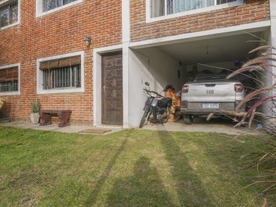 Venta Casa 5 Dormitorios 2 Baños, En La Floresta Sur 