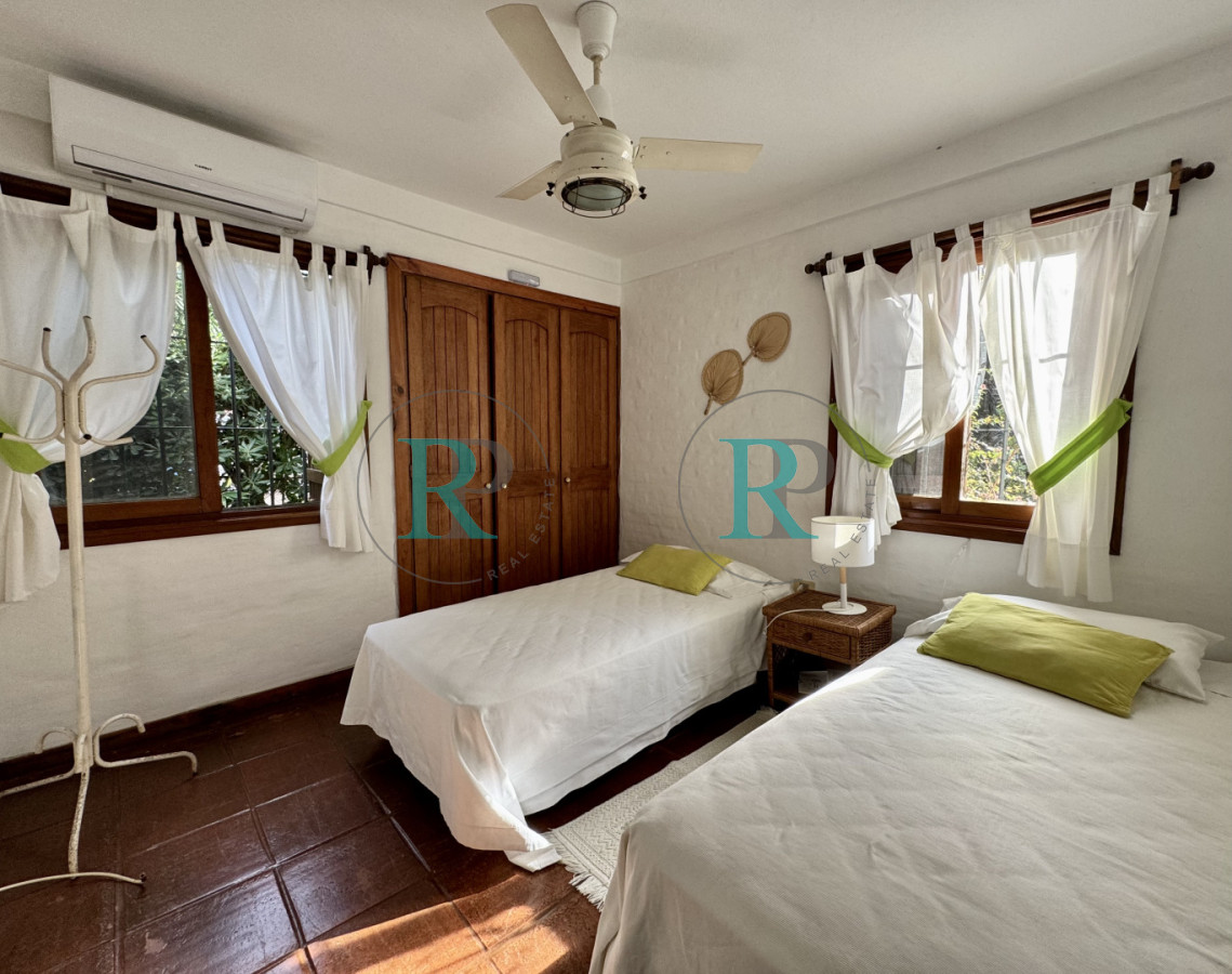 Casa ID.2926 - VENTA casa en solanas, 5 dormitorios, piscina, gran parque arbolado