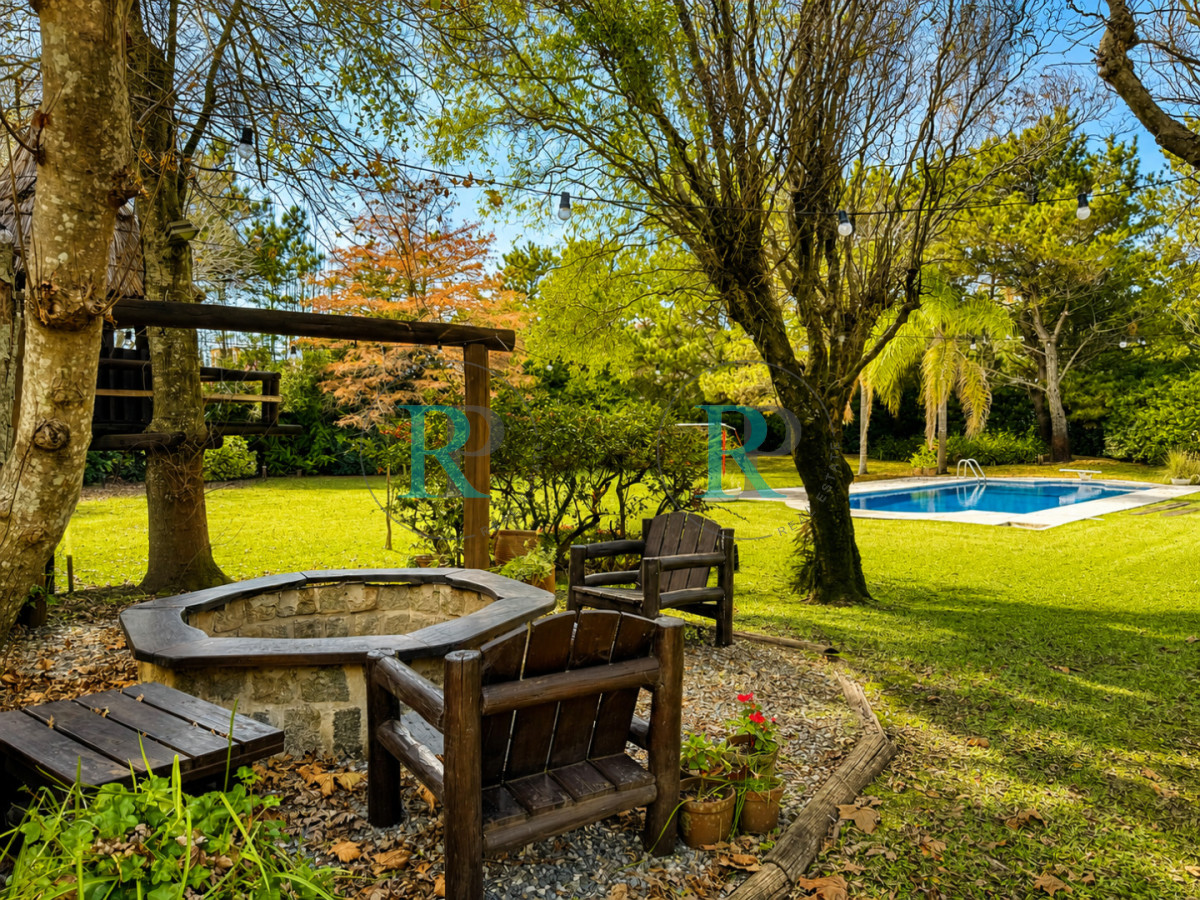 Casa ID.2926 - VENTA casa en solanas, 5 dormitorios, piscina, gran parque arbolado