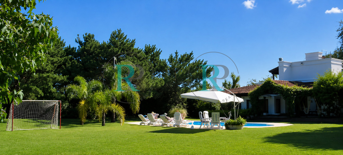 Casa ID.2926 - VENTA casa en solanas, 5 dormitorios, piscina, gran parque arbolado