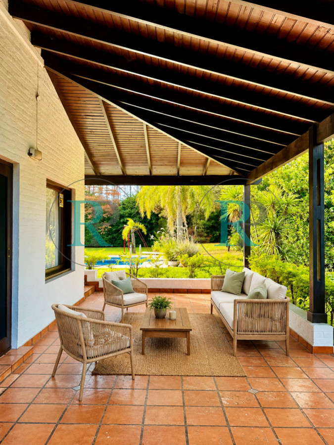Casa ID.2926 - VENTA casa en solanas, 5 dormitorios, piscina, gran parque arbolado