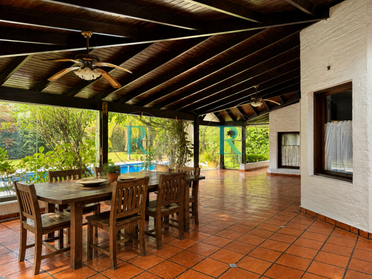 Casa ID.2926 - VENTA casa en solanas, 5 dormitorios, piscina, gran parque arbolado