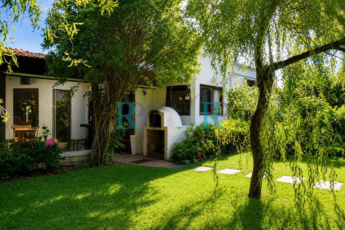 Casa ID.2926 - VENTA casa en solanas, 5 dormitorios, piscina, gran parque arbolado