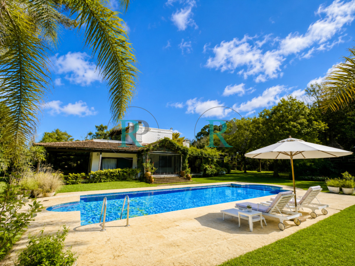 Casa ID.2926 - VENTA casa en solanas, 5 dormitorios, piscina, gran parque arbolado