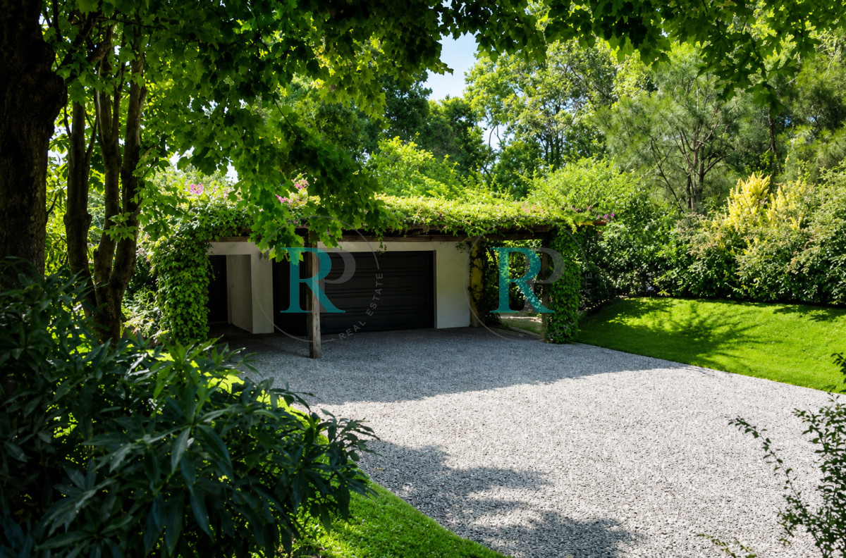 Casa ID.2926 - VENTA casa en solanas, 5 dormitorios, piscina, gran parque arbolado
