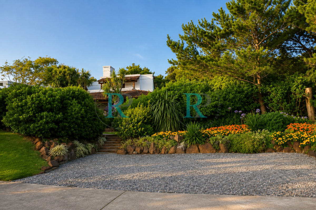 Casa ID.2926 - VENTA casa en solanas, 5 dormitorios, piscina, gran parque arbolado