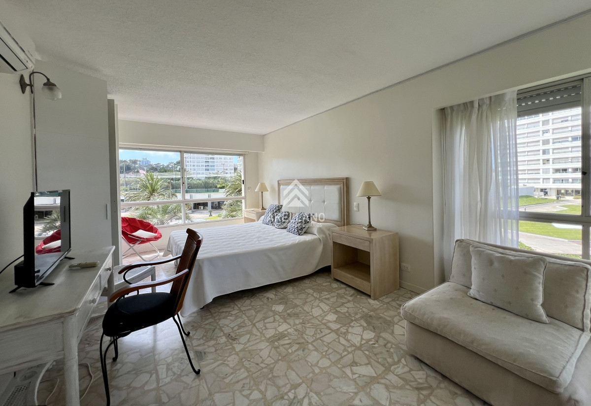 Apartamento ID.4095 - Venta apartamento en Playa Mansa, Punta del este, 4 dormitorios, parrillero propio