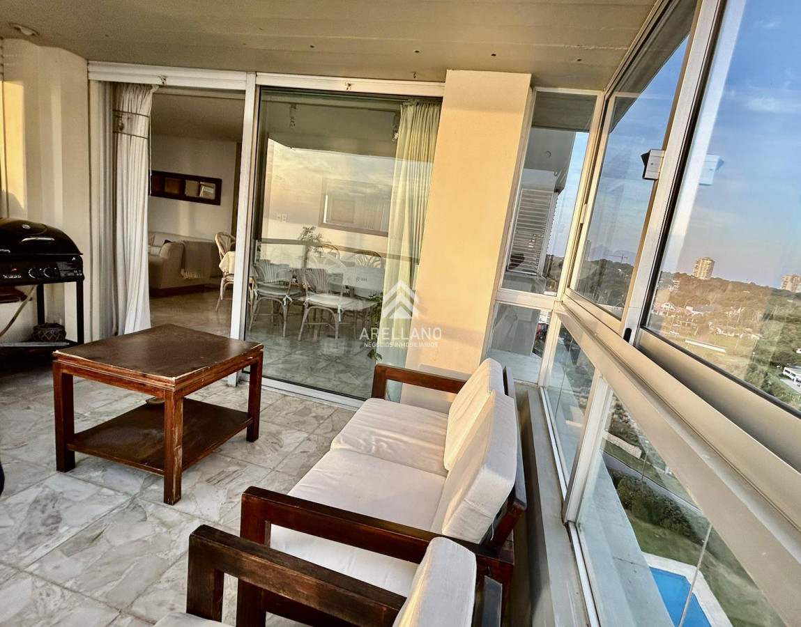 Apartamento ID.4244 - Venta apartamento en Playa Mansa, 3 dormitorios, 2 baños, vistas al mar