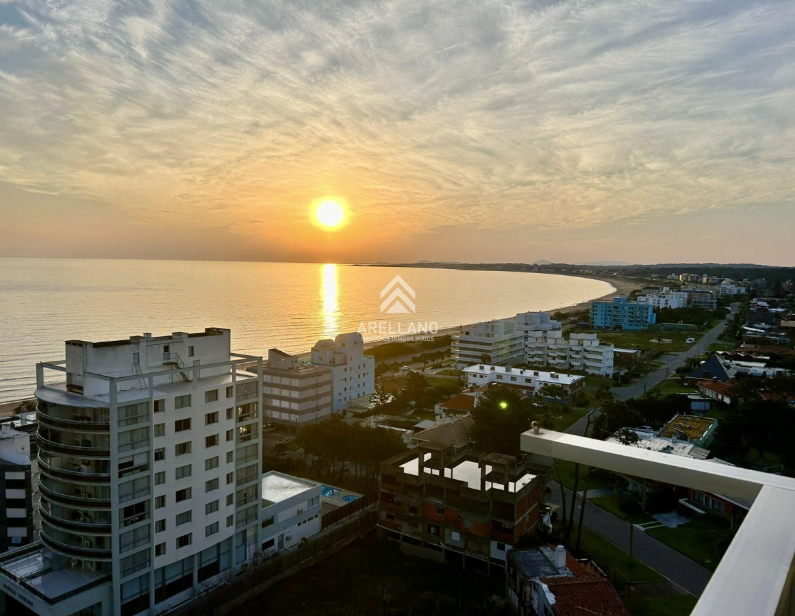 Apartamento ID.4244 - Venta apartamento en Playa Mansa, 3 dormitorios, 2 baños, vistas al mar
