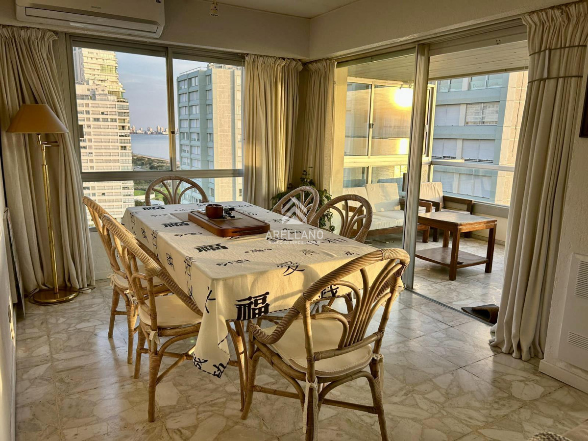 Apartamento ID.4244 - Venta apartamento en Playa Mansa, 3 dormitorios, 2 baños, vistas al mar