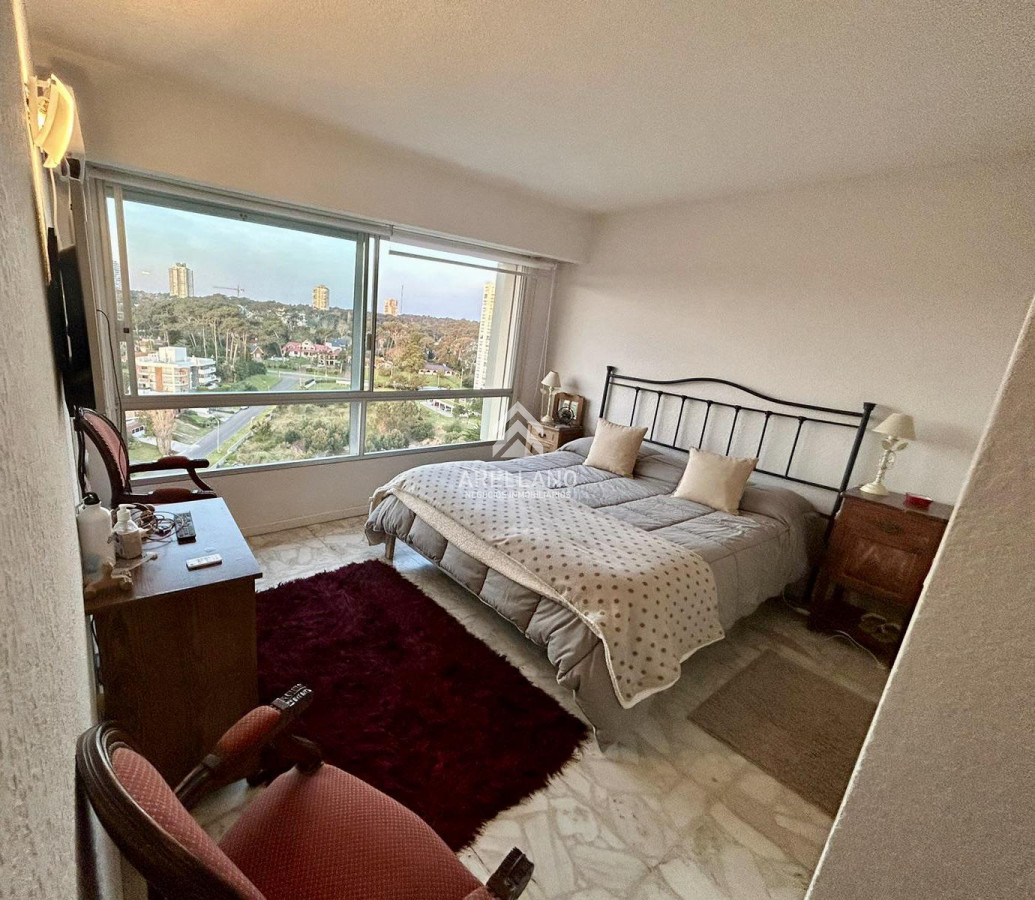 Apartamento ID.4244 - Venta apartamento en Playa Mansa, 3 dormitorios, 2 baños, vistas al mar