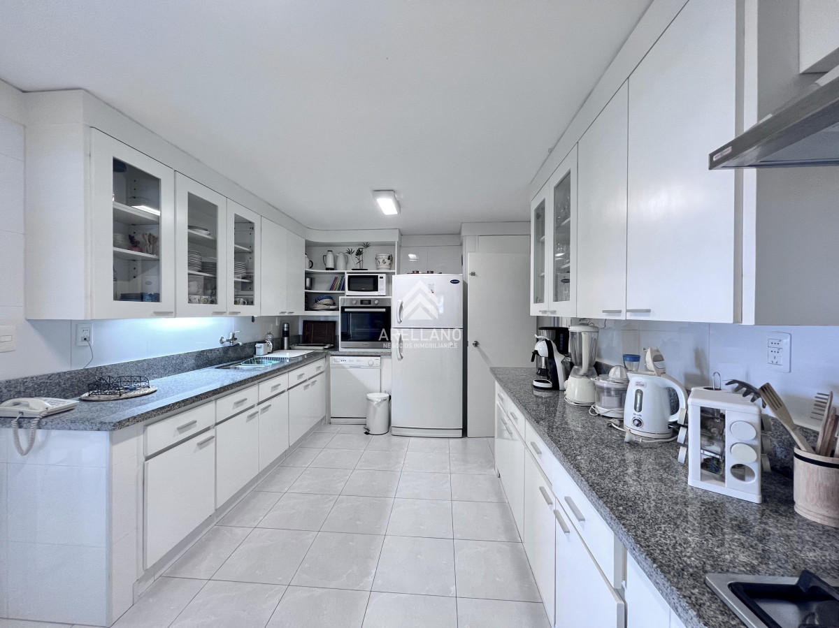 Apartamento ID.4095 - Venta apartamento en Playa Mansa, Punta del este, 4 dormitorios, parrillero propio
