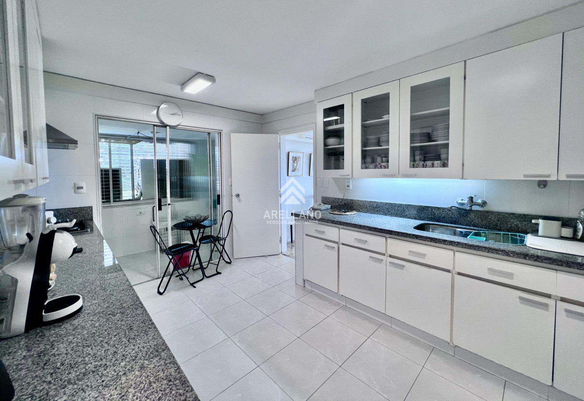 Apartamento ID.4095 - Venta apartamento en Playa Mansa, Punta del este, 4 dormitorios, parrillero propio