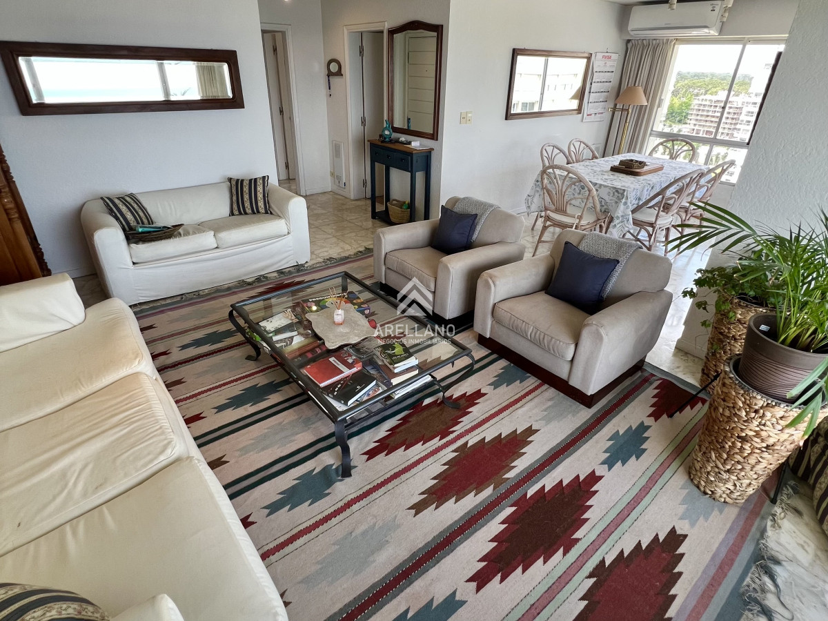 Apartamento ID.4244 - Venta apartamento en Playa Mansa, 3 dormitorios, 2 baños, vistas al mar