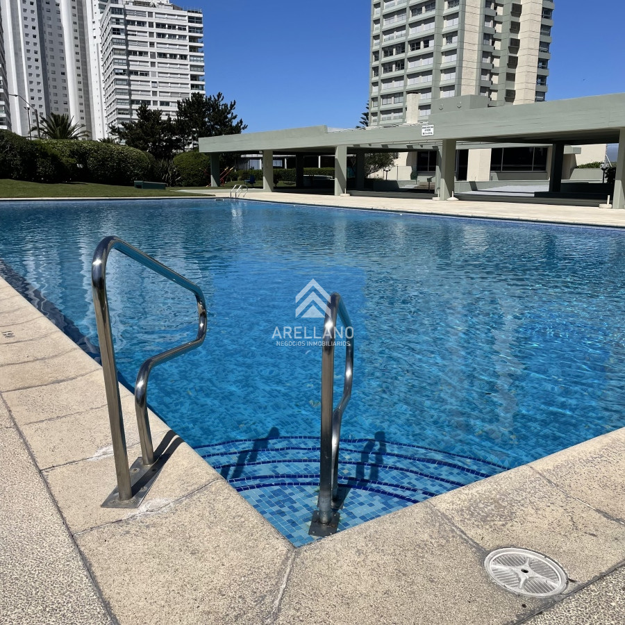 Apartamento ID.4095 - Venta apartamento en Playa Mansa, Punta del este, 4 dormitorios, parrillero propio