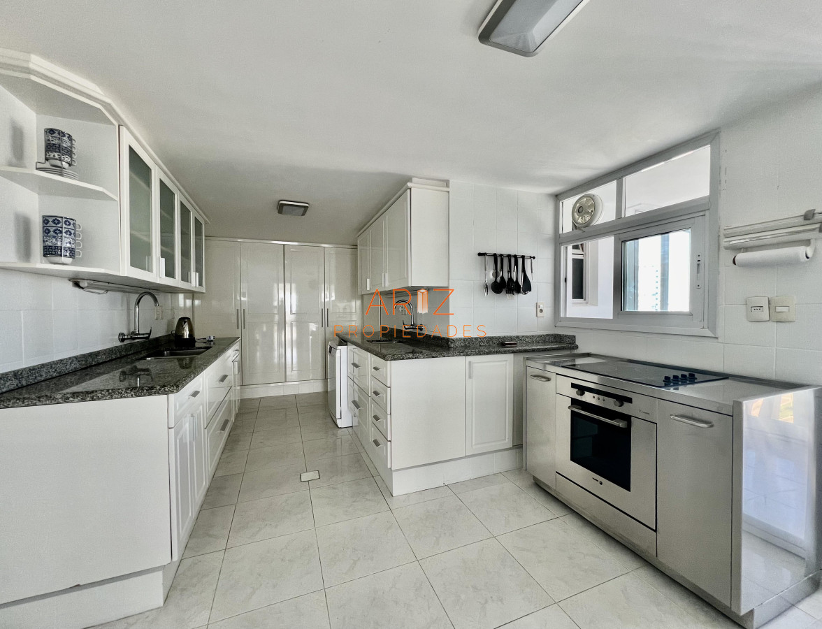 Apartamento ID.2105 - Venta apartamento en playa mansa, 4 dormitorios, penthouse IMPERDIBLE