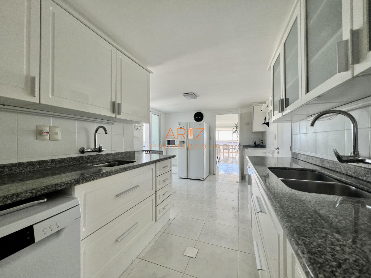 Apartamento ID.2105 - Venta apartamento en playa mansa, 4 dormitorios, penthouse IMPERDIBLE