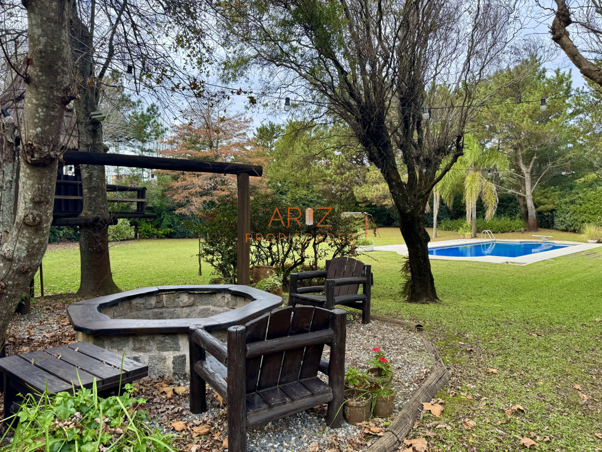 Casa ID.2441 - VENTA casa en solanas, 5 dormitorios, piscina, gran parque arbolado