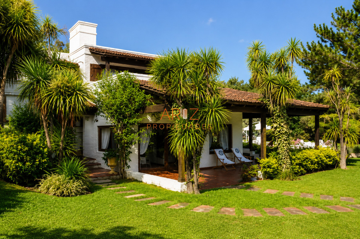 Casa ID.2441 - VENTA casa en solanas, 5 dormitorios, piscina, gran parque arbolado