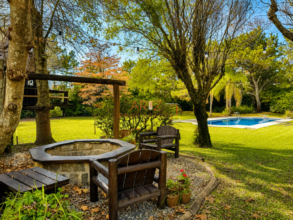 Casa ID.2441 - VENTA casa en solanas, 5 dormitorios, piscina, gran parque arbolado