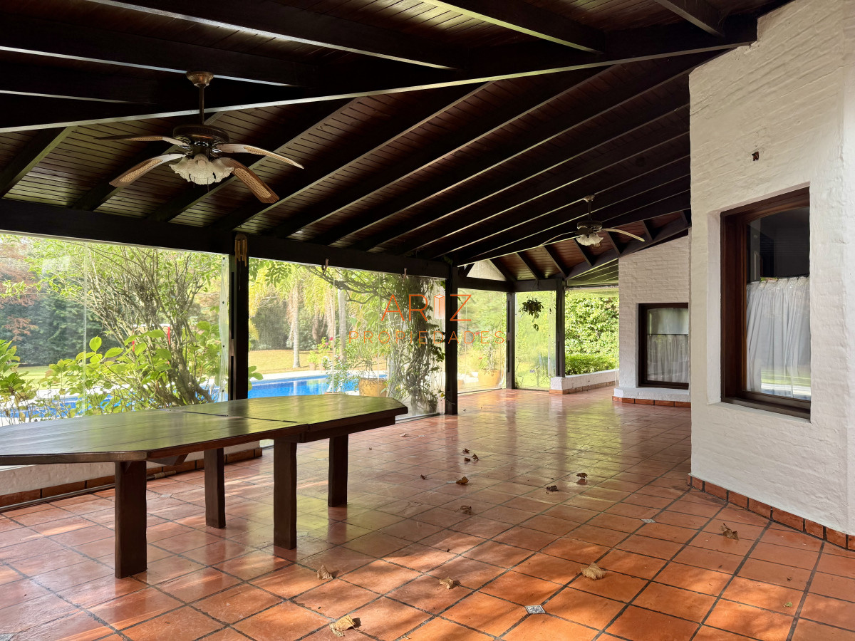 Casa ID.2441 - VENTA casa en solanas, 5 dormitorios, piscina, gran parque arbolado