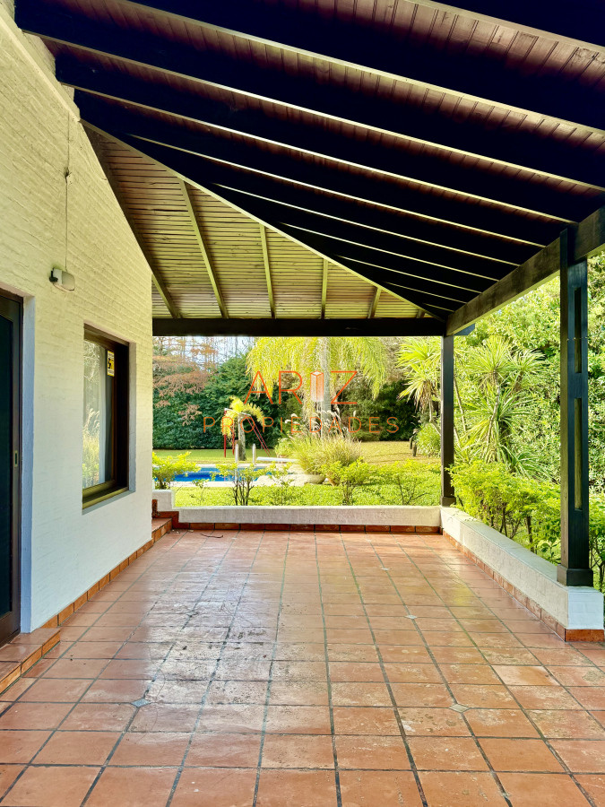 Casa ID.2441 - VENTA casa en solanas, 5 dormitorios, piscina, gran parque arbolado