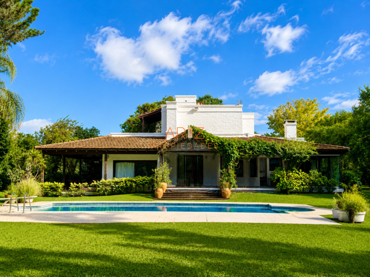 Casa ID.2441 - VENTA casa en solanas, 5 dormitorios, piscina, gran parque arbolado