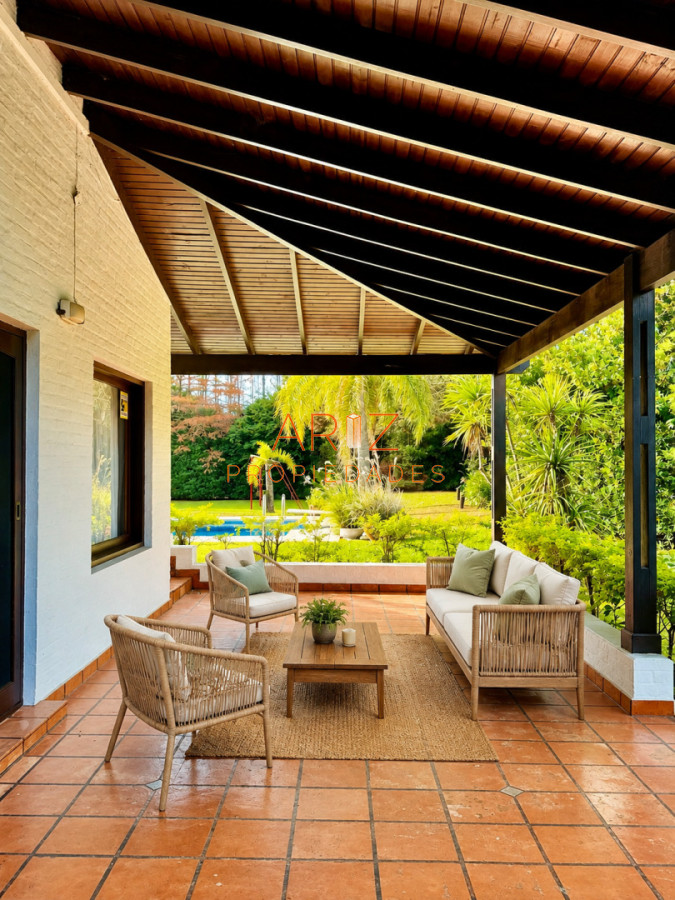 Casa ID.2441 - VENTA casa en solanas, 5 dormitorios, piscina, gran parque arbolado