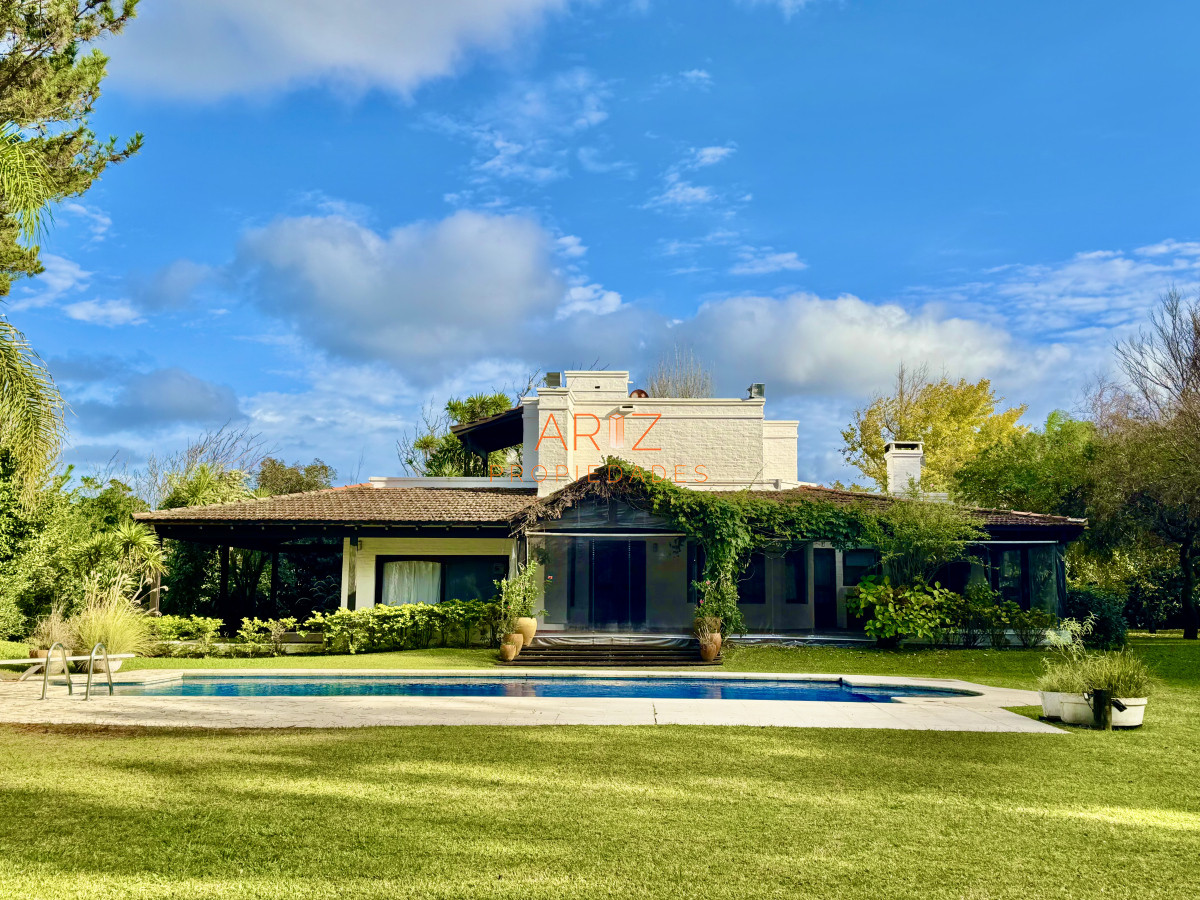 Casa ID.2441 - VENTA casa en solanas, 5 dormitorios, piscina, gran parque arbolado