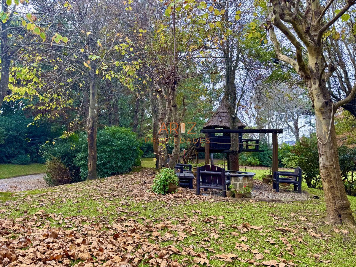 Casa ID.2441 - VENTA casa en solanas, 5 dormitorios, piscina, gran parque arbolado