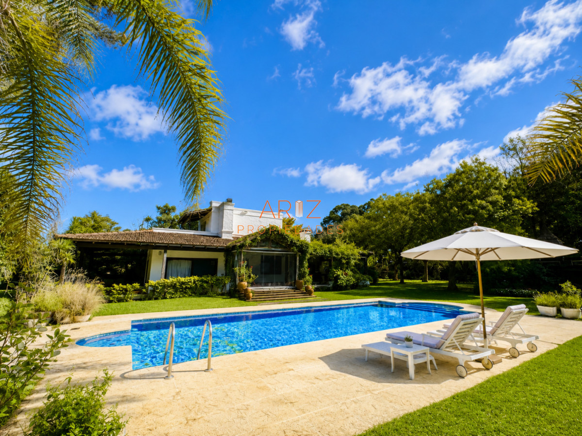 Casa ID.2441 - VENTA casa en solanas, 5 dormitorios, piscina, gran parque arbolado