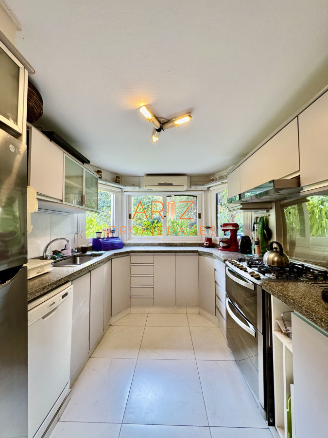 Casa ID.2441 - VENTA casa en solanas, 5 dormitorios, piscina, gran parque arbolado