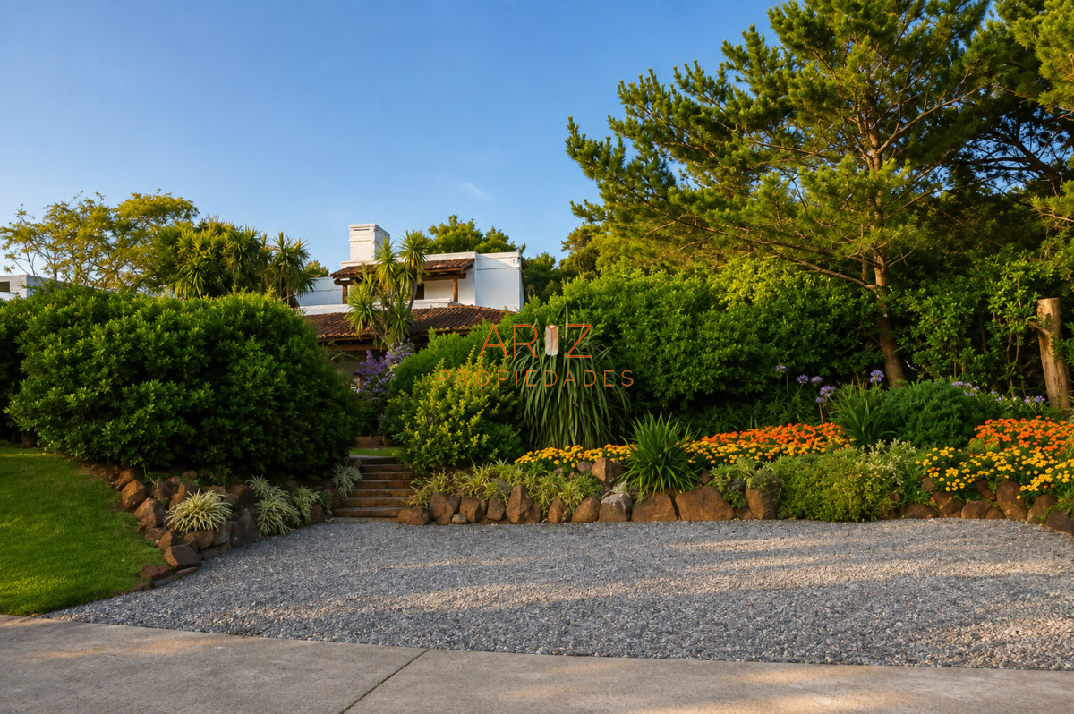 Casa ID.2441 - VENTA casa en solanas, 5 dormitorios, piscina, gran parque arbolado