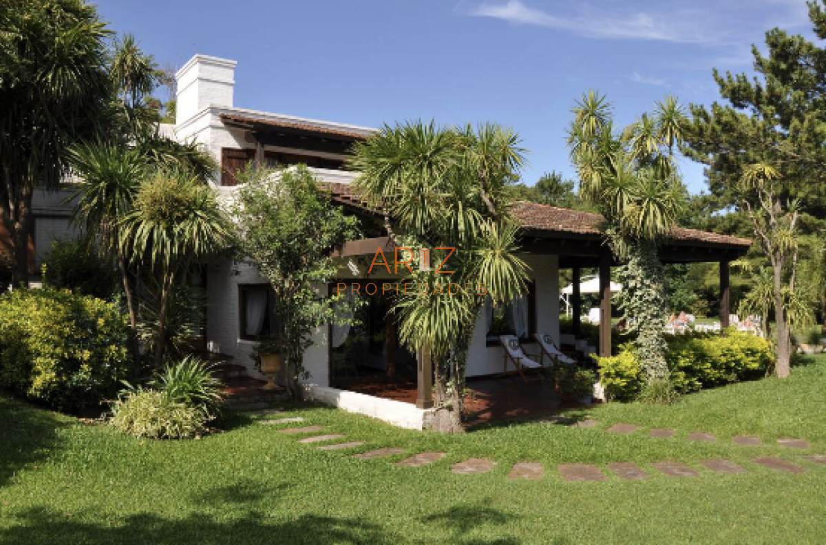 Casa ID.2441 - VENTA casa en solanas, 5 dormitorios, piscina, gran parque arbolado