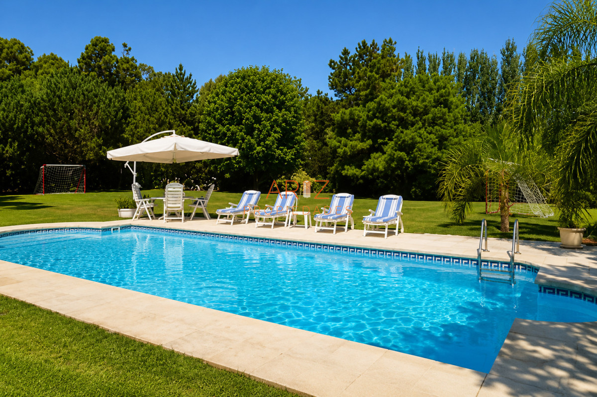 Casa ID.2441 - VENTA casa en solanas, 5 dormitorios, piscina, gran parque arbolado