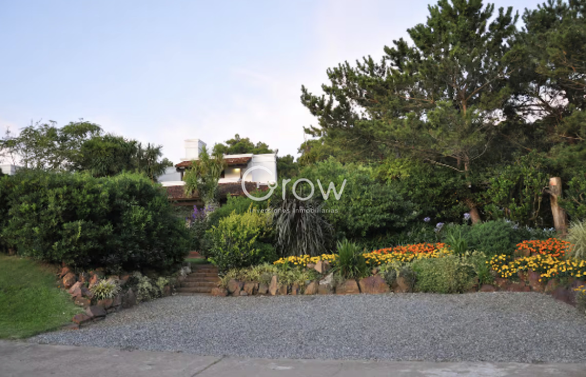 Casa ID.2752 - VENTA casa en solanas, 5 dormitorios, piscina, gran parque arbolado