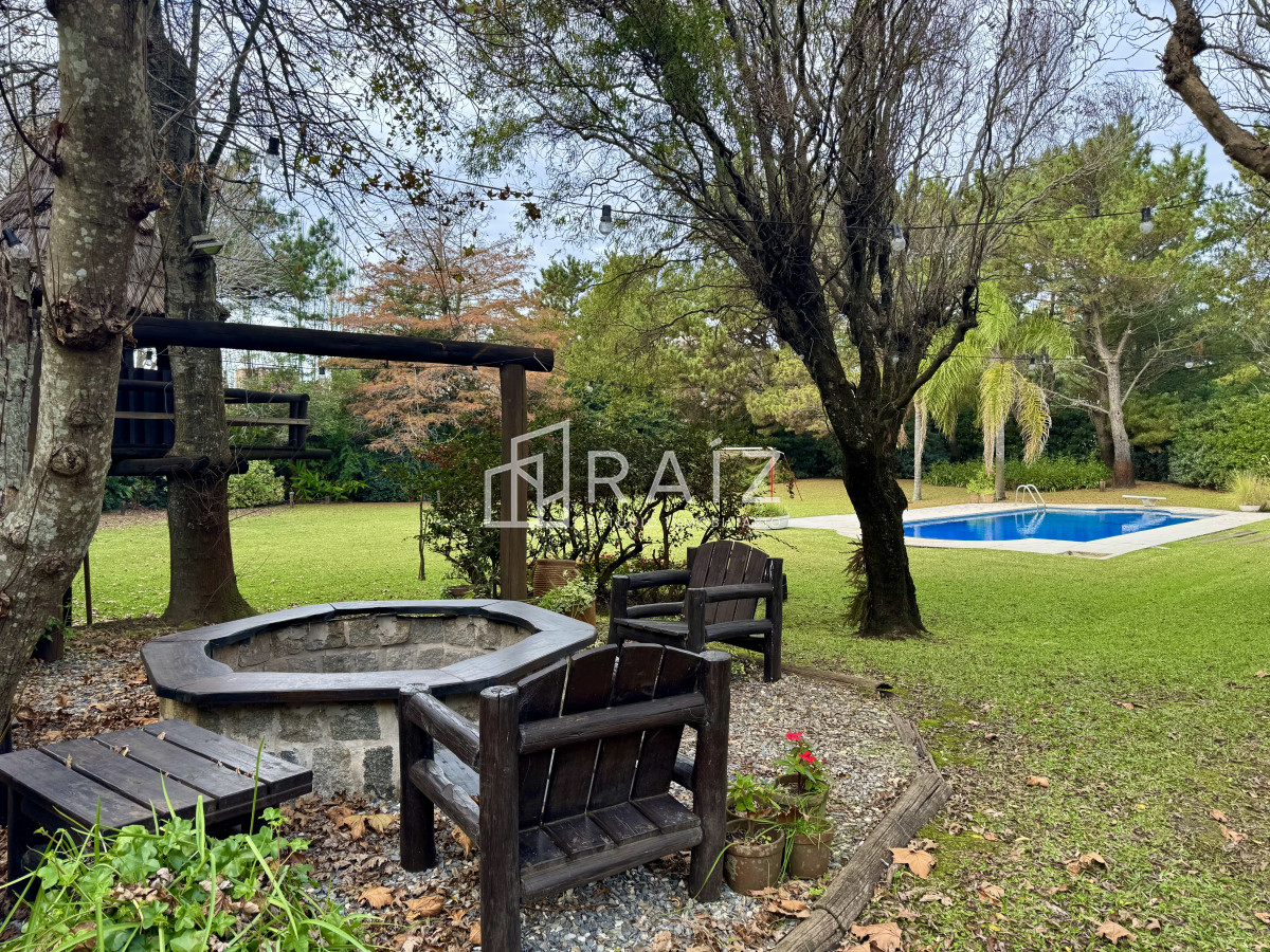 Casa ID.10738 - VENTA casa en solanas, 5 dormitorios, piscina, gran parque arbolado