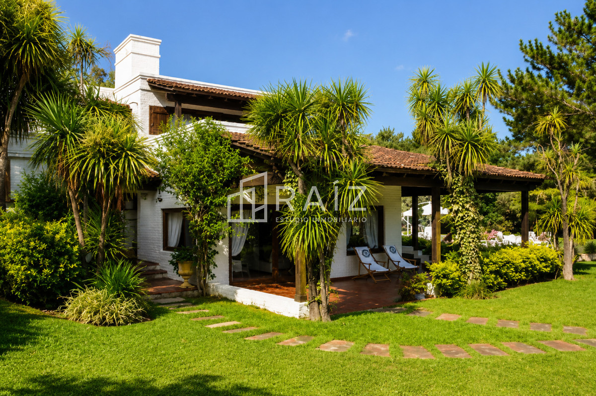 Casa ID.10738 - VENTA casa en solanas, 5 dormitorios, piscina, gran parque arbolado