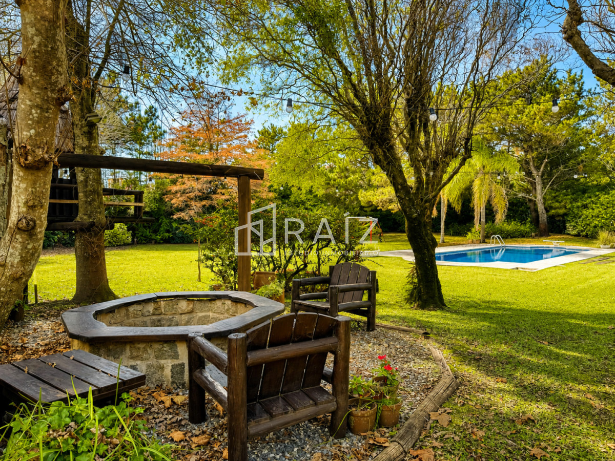 Casa ID.10738 - VENTA casa en solanas, 5 dormitorios, piscina, gran parque arbolado